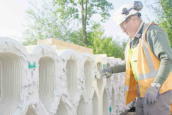Operarios colocan un bloque de construcción de la impresora 3D.