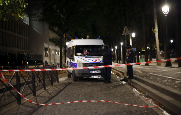 La policía mantiene acordonada el área donde un hombre atacó a varias personas con un cuchillo. FOTO/AP