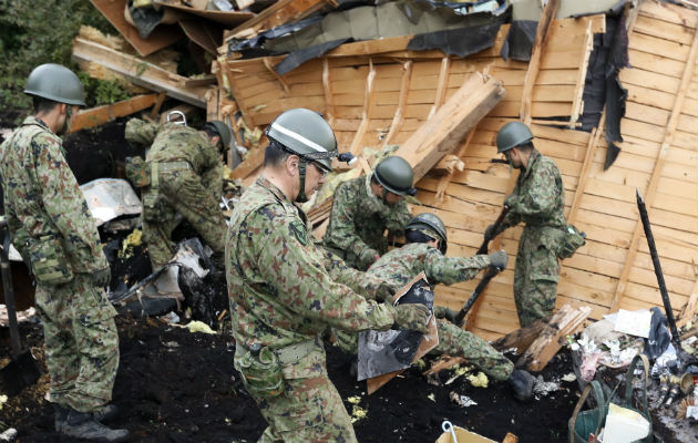 La búsqueda de personas perdidas en una vivienda colapsada por el terremoto en Japón. EFE