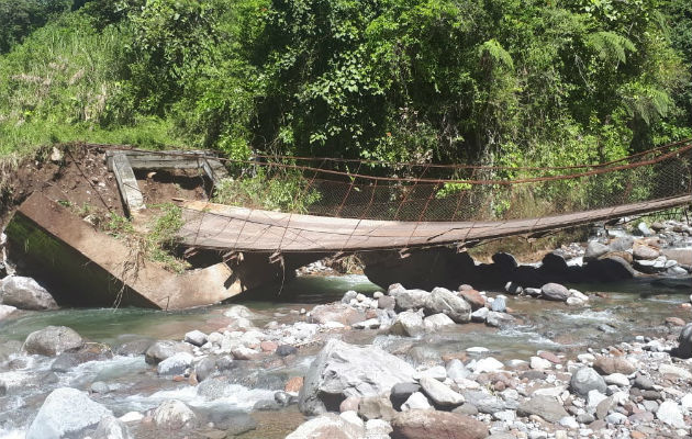 El lugar donde se ubica el puente que colapsó en Chiriquí se mantiene acordonado. Foto: Mayra Madrid.