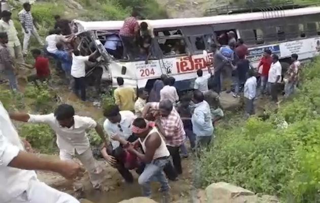 El autobús llevaba peregrinos de un templo hindú en la India. (KK Production vía AP).