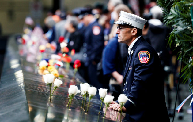  Varias personas rinden homenaje a las víctimas de los atentados del 11 de septiembre de 2001 con motivo del 17 aniversario de los ataques, en Nueva York, Estados Unidos, hoy, 11 de septiembre de 2018. EFE/ Justin Lane