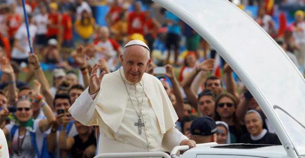 El papa Francisco ante miles de jóvenes. Foto: AP