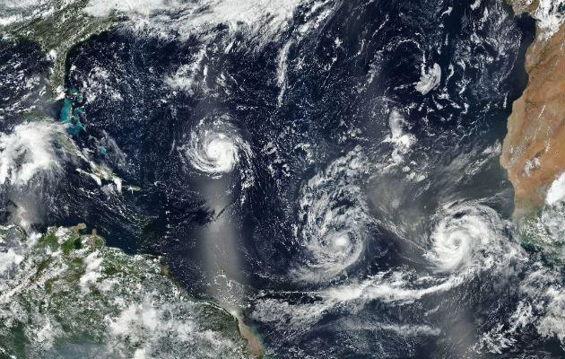 Imagen facilitada por la NASA que muestra los huracanes (i-d) Florence, Isaac y Helene avanzando por aguas del Atlántico Norte. EFE