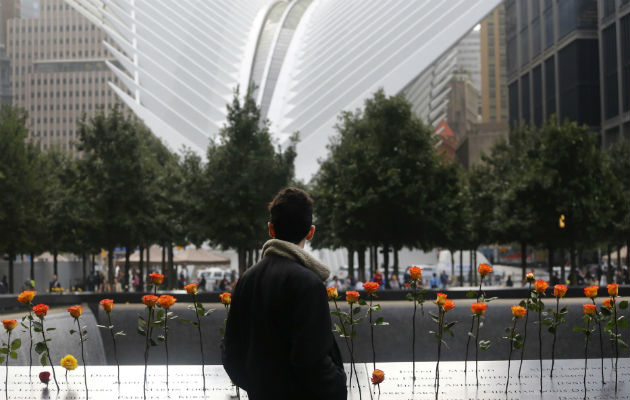 Un hombre mira el North Pool en el World Trade Center durante una ceremonia que marca el 17mo aniversario de los ataques terroristas en los Estados Unidos. Martes, 11 de septiembre de 2018, en Nueva York. En el fondo es el centro de transporte del World Trade Center. (Foto AP / Mark Lennihan)