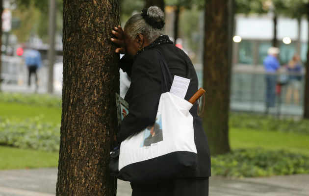 Una mujer llora sola cuando se apoya contra un árbol durante una ceremonia que marca el 17 ° aniversario de los ataques terroristas en los Estados Unidos. Martes, 11 de septiembre de 2018, en el World Trade Center de Nueva York. (Foto AP / Mark Lennihan)