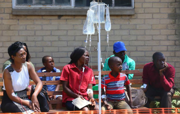 Pacientes que podrían estar enfermos de cólera esperan para recibir tratamiento médico en Zimbabue. Foto: EFE