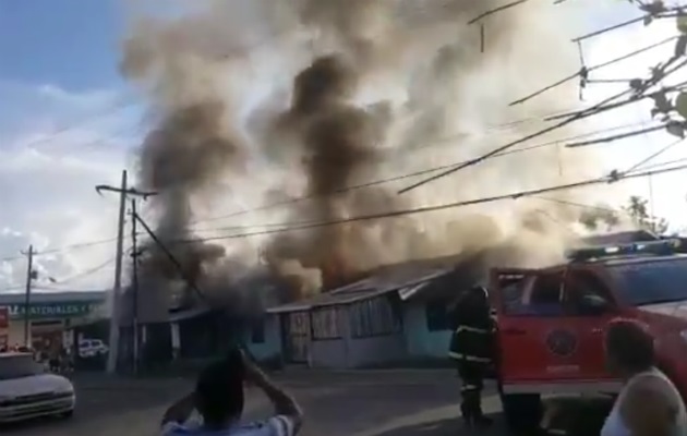 Los residentes de estas viviendas salieron a tiempo del incendio en Bocas del Toro.