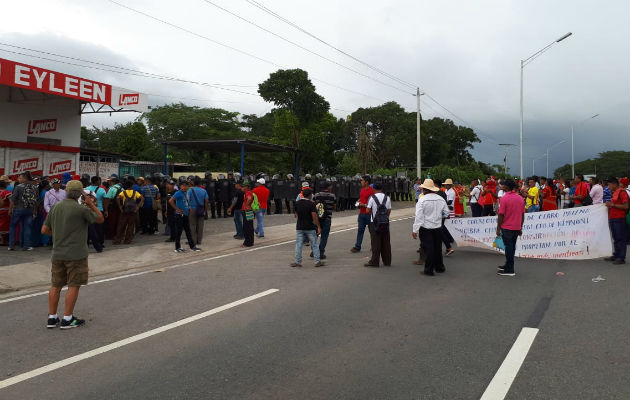 Los residentes procedieron a cerrar la vía a las 11:00 a.m. en Chiriquí. Foto: José Vásquez.