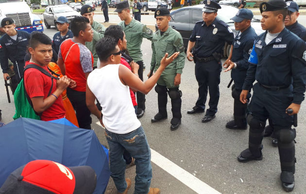 La policía procedió a rociar gas pimienta y a sacar a los manifestantes de la vía en Chiriquí. Foto: José Vásquez.