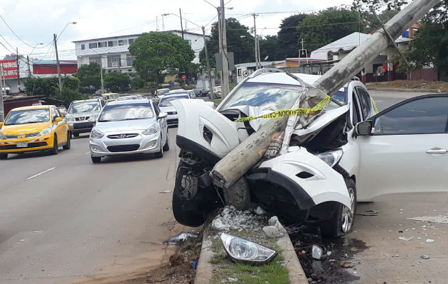 El poste de concreto se derrumbó sobre el automóvil en La Chorrera.