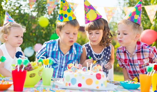 Cumpleaños de dos o más niños son cada día más adoptados por las familias.