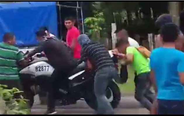 Durante los disturbios en San Juan de Chiriquí se registraron daños a vehículos y una moto de la policía. 