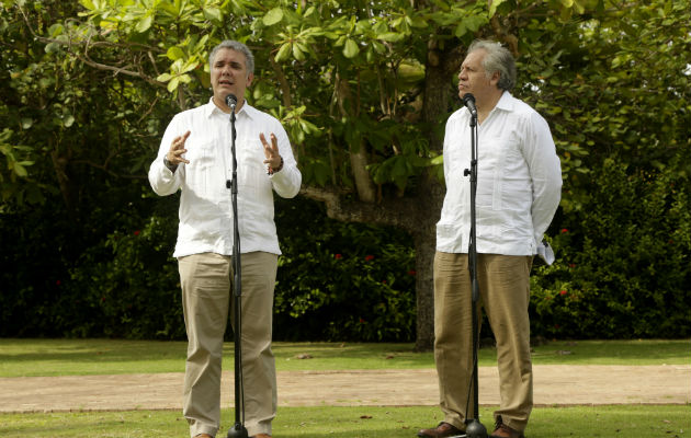 El presidente de Colombia, Iván Duque (i), y el secretario general de la OEA, Luis Almagro (d), durante una reunión en la Casa de Huéspedes Ilustres de Cartagena. FOTO/EFE