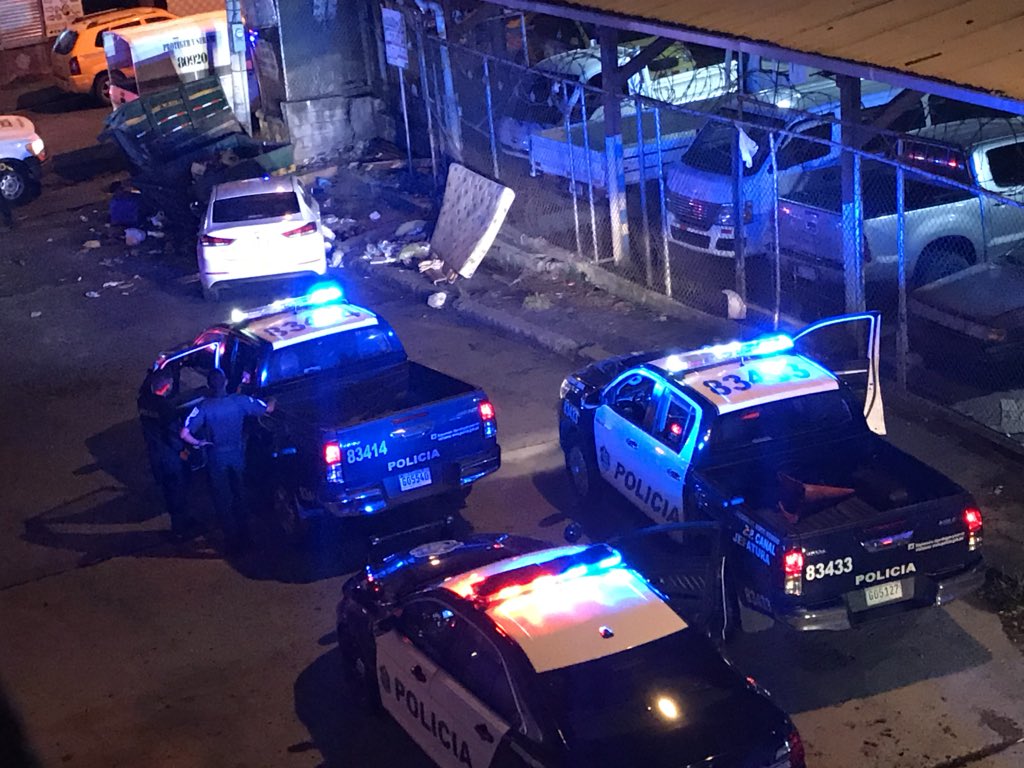 Dos sujetos fueron atrapados tras la persecución que surgió tras el secuestro de una mujer. Foto: Tráfico Panamá.