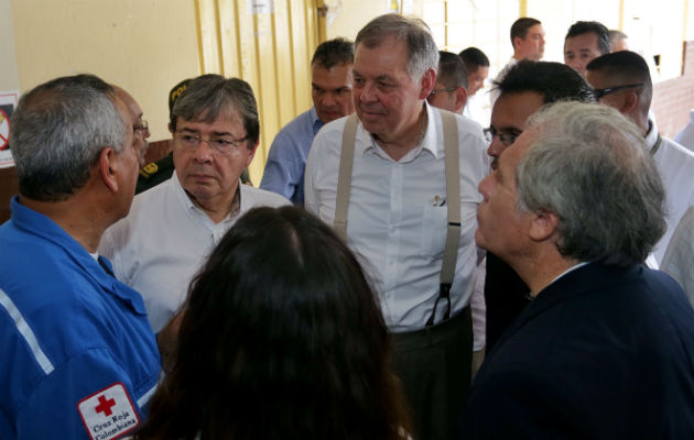 El secretario general de OEA, Luis Almagro (i) y el ministro de relaciones exteriores de Colombia, Carlos Holmes Trujillo, en la ciudad fronteriza de Cúcuta. FOTO/EFE