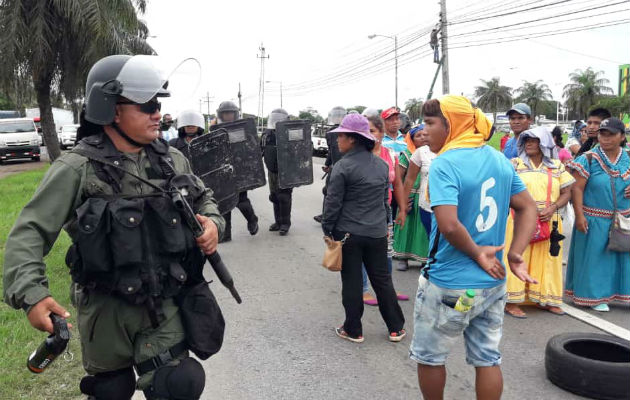 Los precaristas se mantienen a orilla de la vía y esperan una respuesta en Chiriquí. Foto: Mayra Madrid.