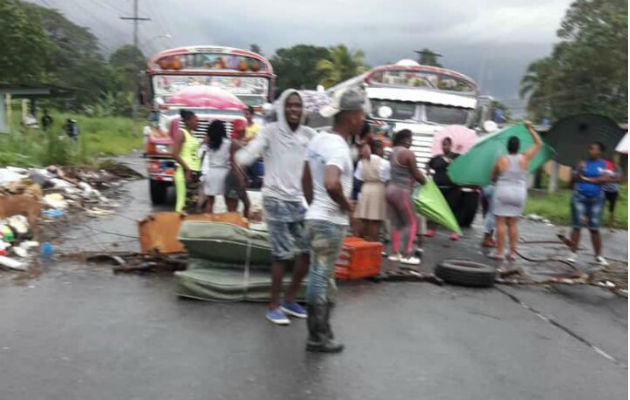 Los manifestantes en Colón han colocado todo tipo de artefactos en la carretera.