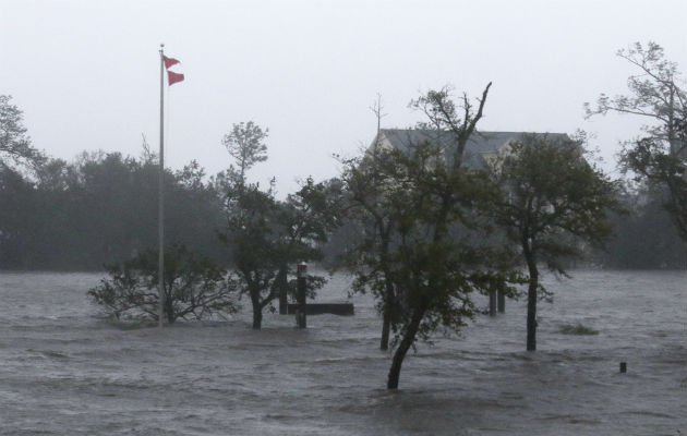 Los fuertes vientos y mareas de tormenta del huracán Florence golpean a Swansboro N.C., este viernes. AP
