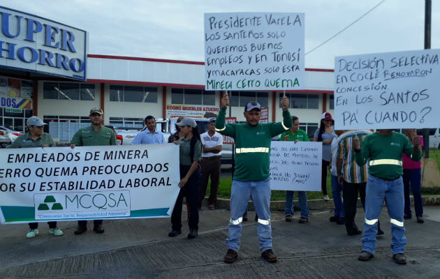 Los trabajadores portan pancartas cerca del puente sobre el río La Villa en Los Santos. Foto: Thays Domínguez.