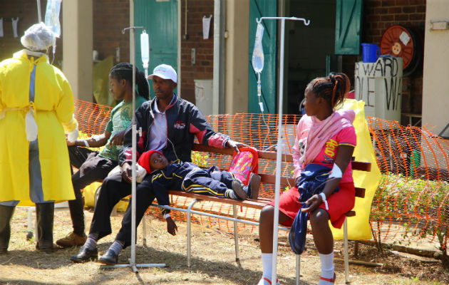 Pacientes que podrían estar enfermos de cólera esperan para recibir tratamiento médico en un hospital de campaña para enfermedades infecciosas en el barrio chabolista de Mbare, en Harare. FOTO/EFE