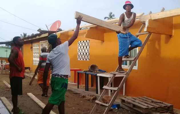 Reparan las casas que perdieron los techos en el último temporal. Foto/Diómedes Sánchez