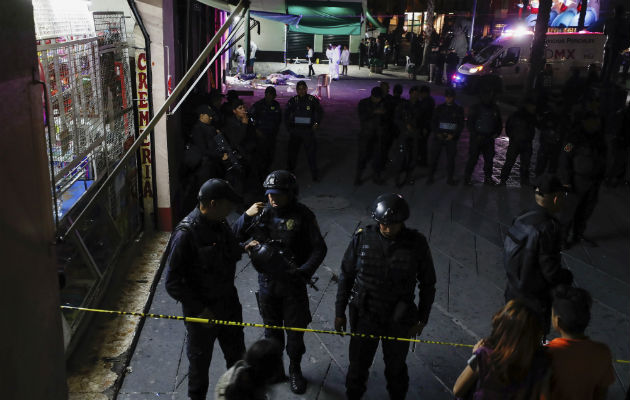 Agentes policiales acordonan el área de Garibaldi, donde tres personas. FOTO/AP 