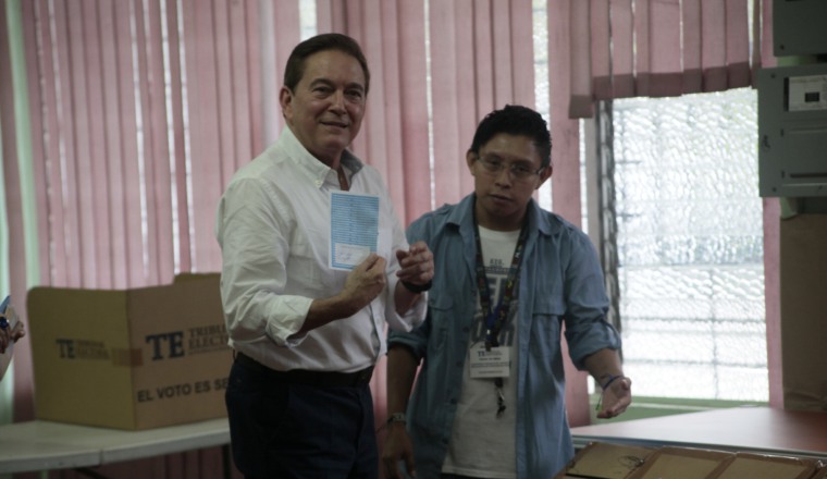 Laurentino Cortizo votó en el colegio José A. Remón Cantera. /Foto Víctor Arosemena