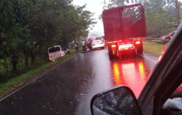 Al momento del accidente llovía, lo que provocó que uno de los vehículos perdiera el control. Foto/Mayra Madrid