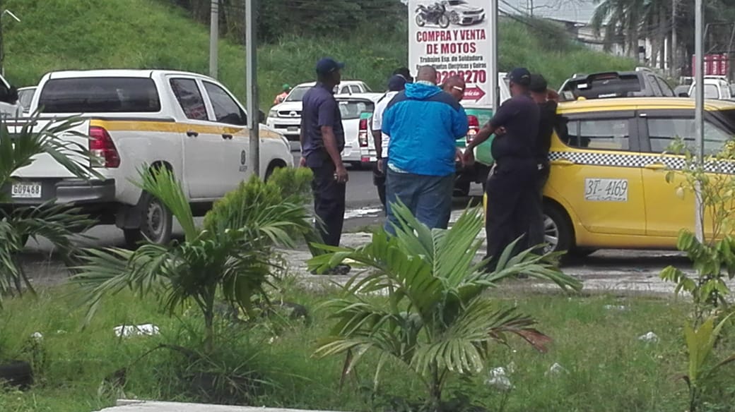 Estos puestos se dedican a la compra y venta de autos, kioscos de comida, lava autos, entre otros servicios. Foto/Diómedes Sánchez