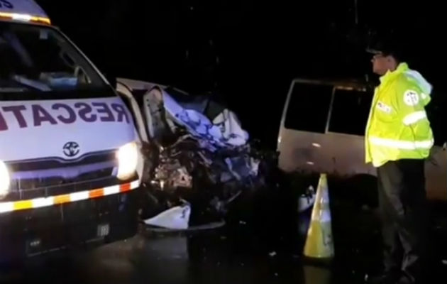 Accidente entre automóvil y bus en San Andrés de Chiriquí