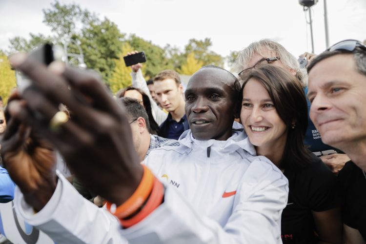 Eliud Kipchoge comparte con los fanáticos alemanes. Foto AP