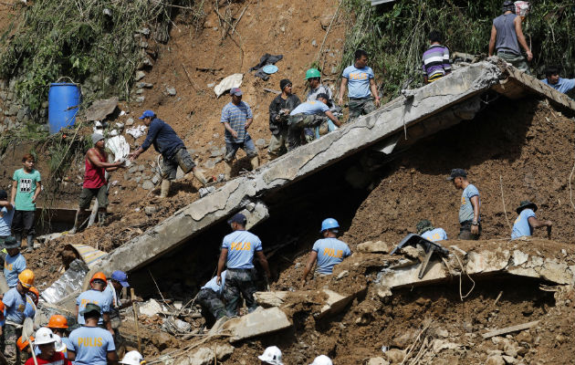 Miembros de los servicios de rescate trabajan en las labores de búsqueda de víctimas por el tifón  Mangkhut en Filipinas: Foto: EFE  