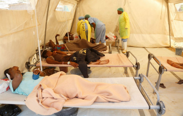 Unas diez personas permanecen en cuarentena en el hospital de enfermedades infecciosas de Bulawayo, algunas de ellas después de viajar a la capital, Harare.