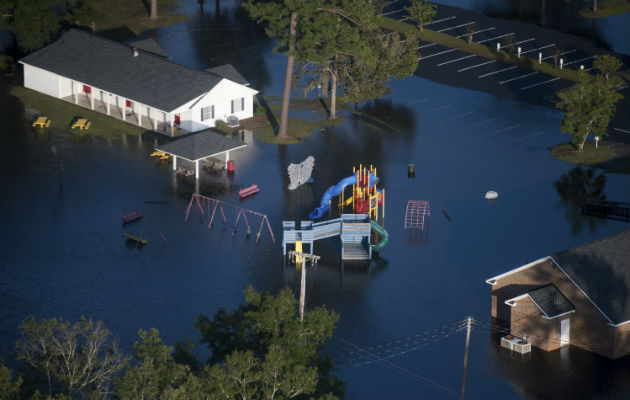 Las aguas de inundación rodean un patio de recreo después de que Florence golpeó las Carolinas en los Estados Unidos. AP