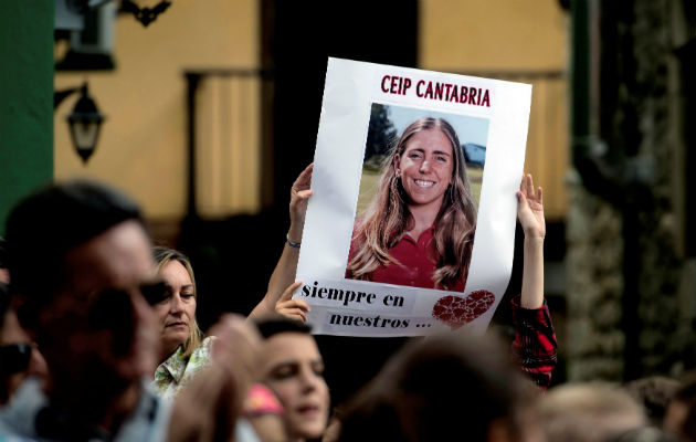 Concentración en la localidad cántabra de Puente San Miguel, con motivo de la muerte de la golfista Celia  Barquín. Foto:EFE