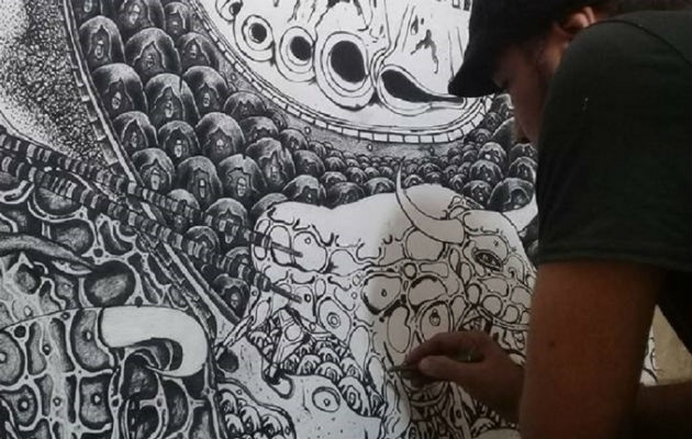 Radamés Pinzón, ganador del premio 'Roberto Lewis 2018, en pintura,  en el proceso creativo. /Foto: Cortesía.