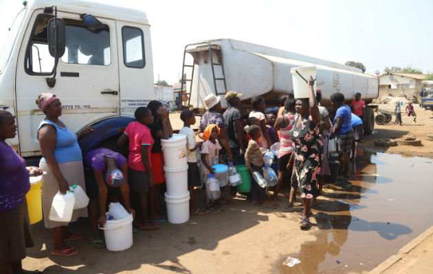 Residentes recogen agua potable de un depósito en Harare, Zimbabue por el brote de cólera. EFE