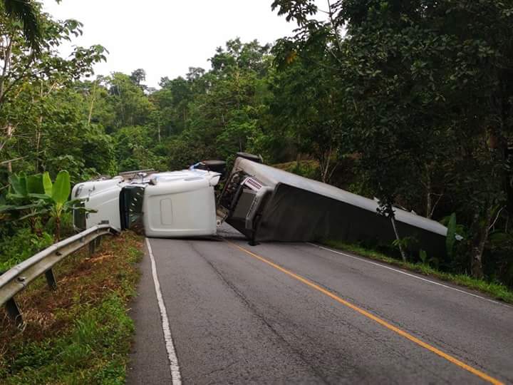 El vehículo articulado cargado de cajas de banano terminó volcado en Bocas del Toro. 