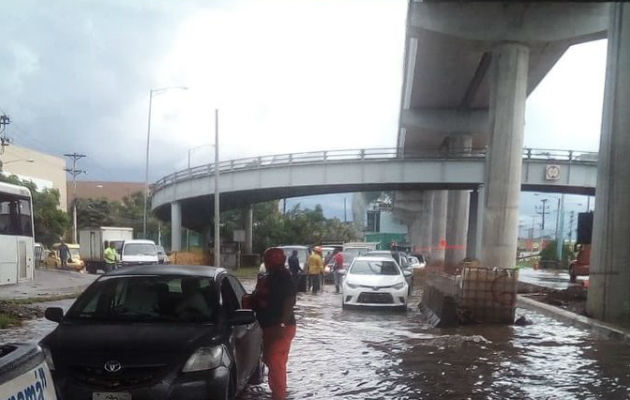 La vía Domingo quedó anegadas por las fuertes lluvias. @Sinaproc_Panama