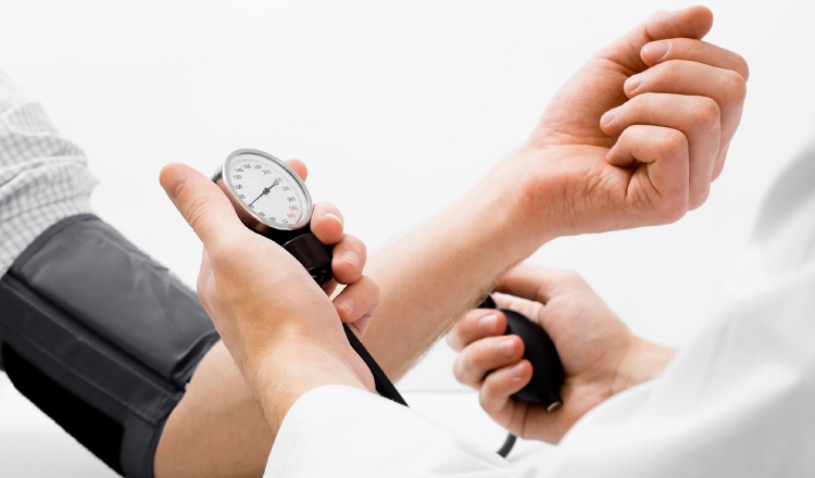 La toma de presión constante ayuda a detectar la hipertensión arterial. /Foto: Web