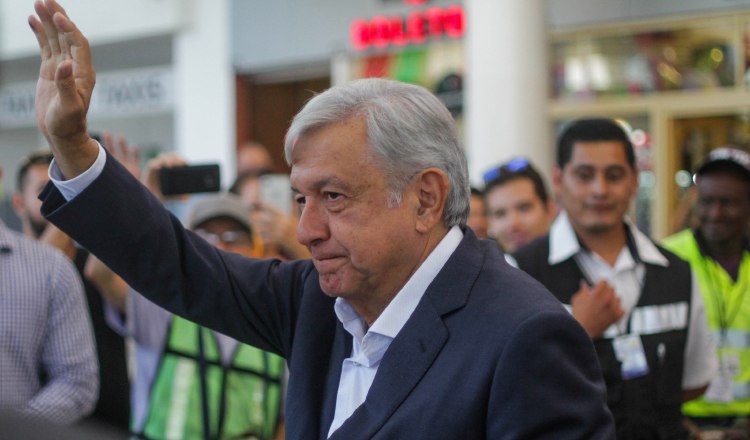 Andrés Manuel López Obrador, viajó en un vuelo comercial a Tijuana. EFE