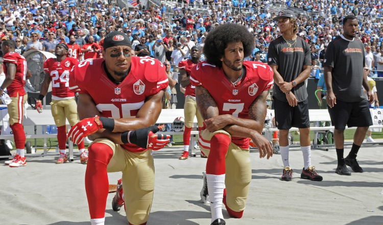 Colin Kaepernick (i) inició las protestas en la NFL.