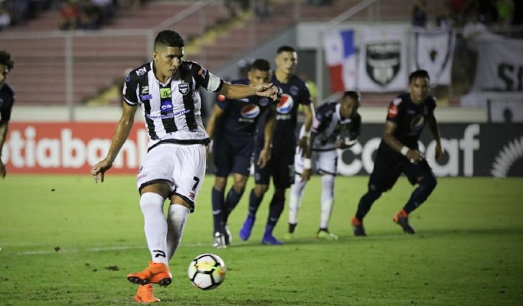 Edwin Aguilar anotó los dos goles del Tauro ante Motagua. /Foto @TauroFC