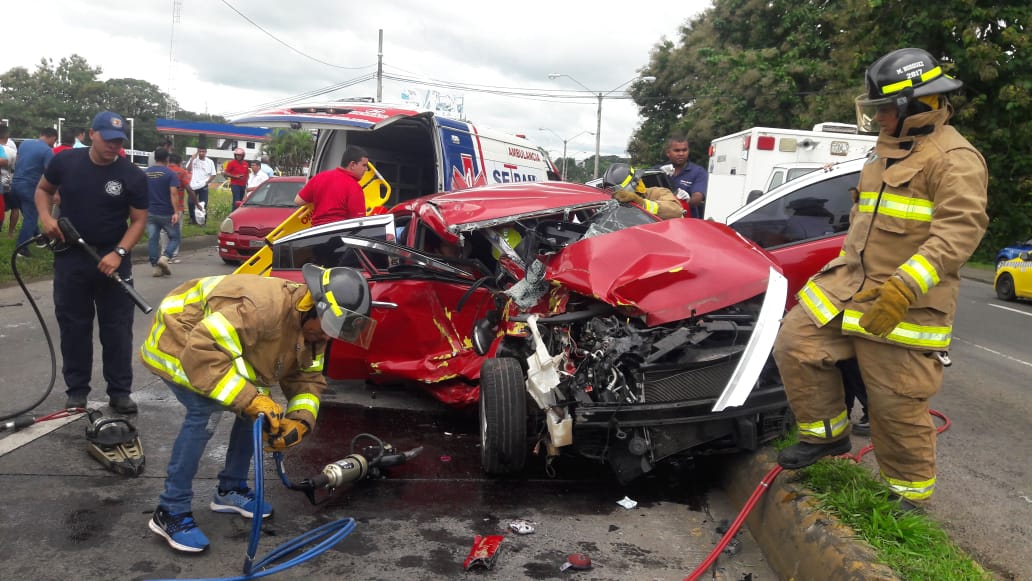 Un ciudadano de 20 registró fracturas en ambas piernas por el fuerte impacto de la colisión. Foto/José Vásquez