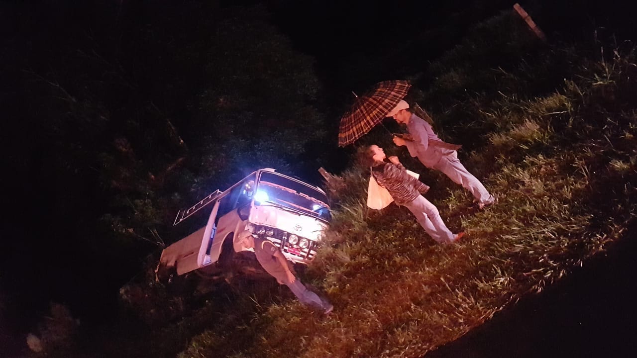 El bus bajaba de volcán cuando es sorprendido por el animal, trata de esquivarlo, sin embargo le pega y queda en la carretera el bus siendo impactado por el pick up. Foto/José Vásquez