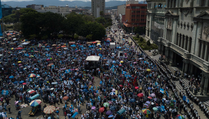 Miles de guatemaltecos participan una marcha para pedir la renuncia del presidente Jimmy Morales y expresar su respaldo a la Comisión Internacional Contra la Impunidad en Guatemala (Cicig). FOTO/EFE