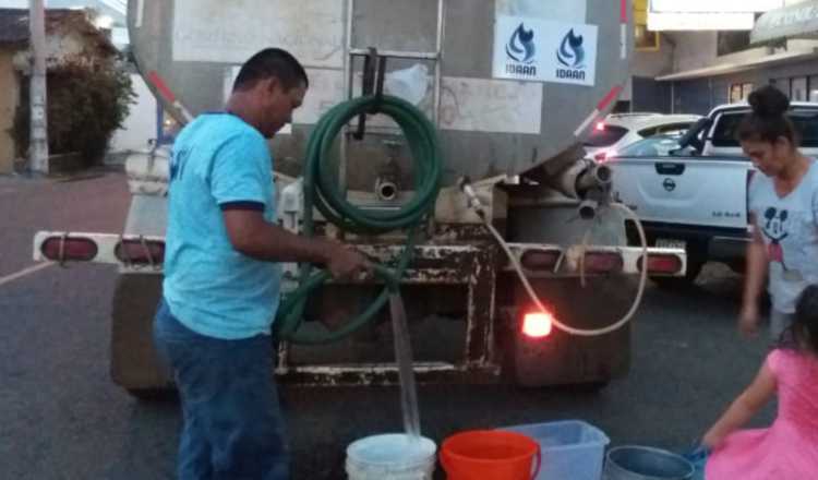 Moradores de San Isidro consumen agua con sabor a óxido.