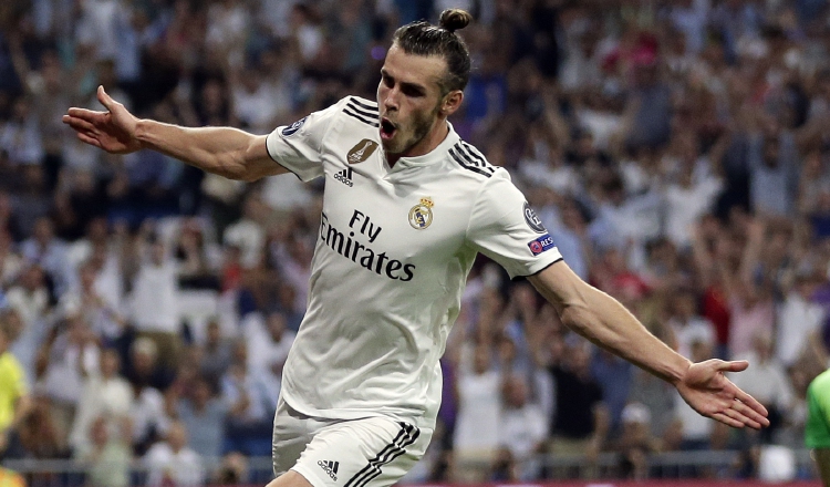 Gareth Bale anota uno de los goles del Real Madrid sobre la Roma en el partido de la Champions. AP