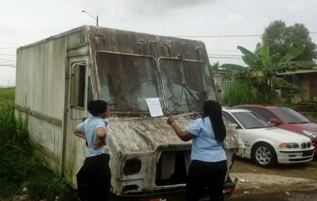 En los carros abandonados se colocaron avisos para que sus dueños lo muevan en Colón.